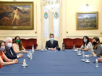 Cuáles son los funcionarios presentes en Diputados para seguir el debate por la IVE