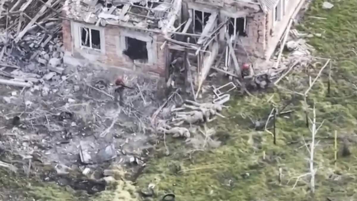 Un video muestra a soldados rusos reteniendo a prisioneros de guerra ucranianos
