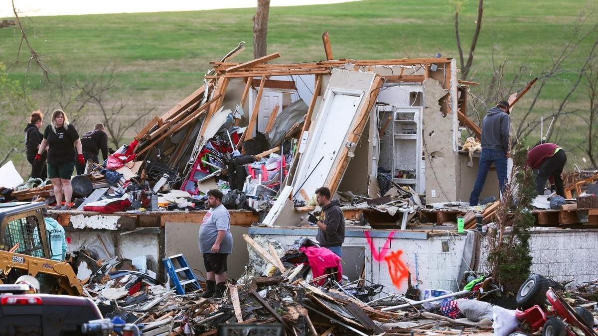Familias examinan la destrucción de un tornado cerca de Omaha, Nebraska