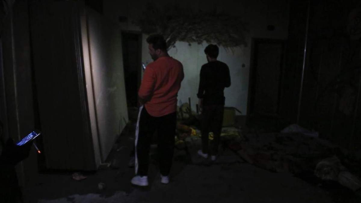 Personas se reúnen en el lugar en el que se registró un incendio durante una boda, en el distrito de Hamdaniya