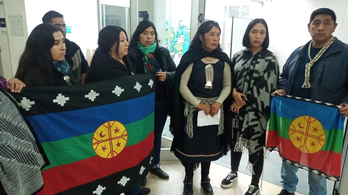 Comunidades mapuches en Casa de las Leyes de Neuquén. Fuente: (Facebook)