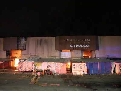 Comerciantes afectados por el incendio en mercado de Acapulco piden ayuda a AMLO