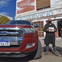 Solidaridad y creatividad en Chubut: donó su camioneta para comprar un avión hidrante