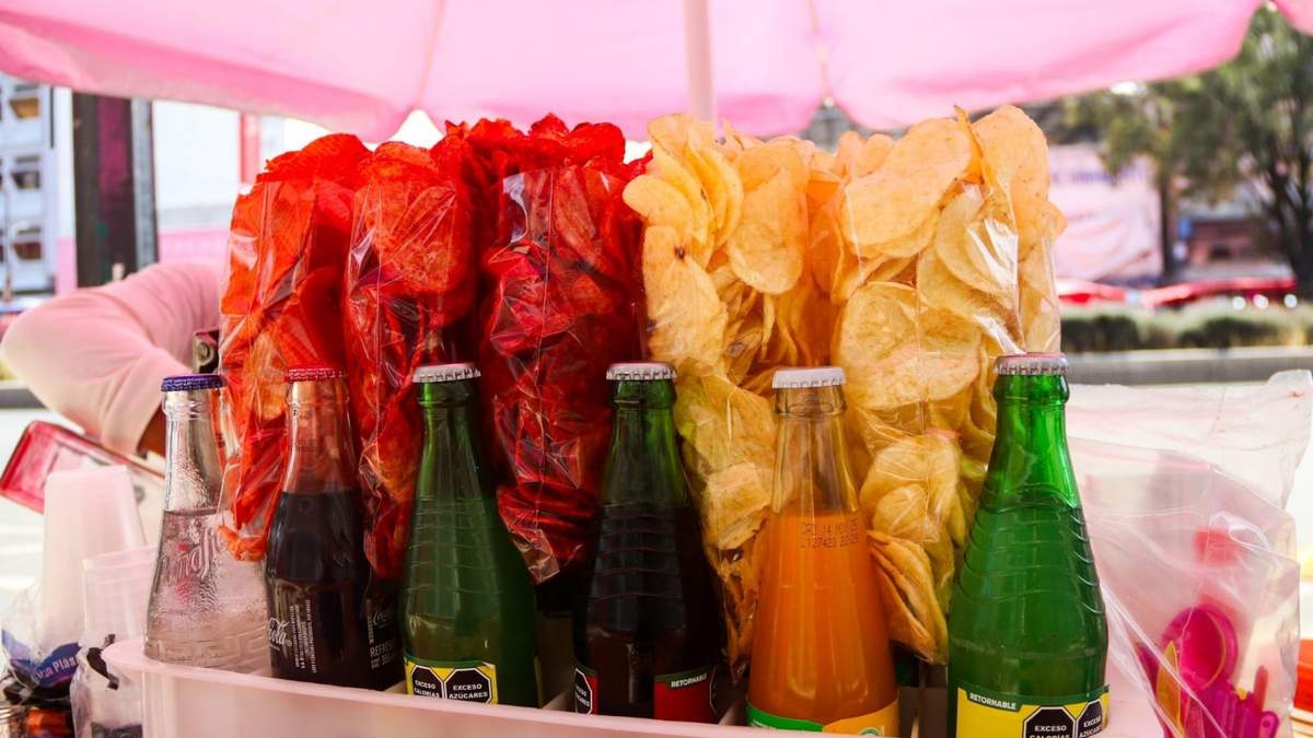 Venta de comida chatarra afuera de una escuela