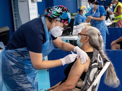 Chile inicia un estudio clínico para evaluar los efectos de las vacunas de refuerzo