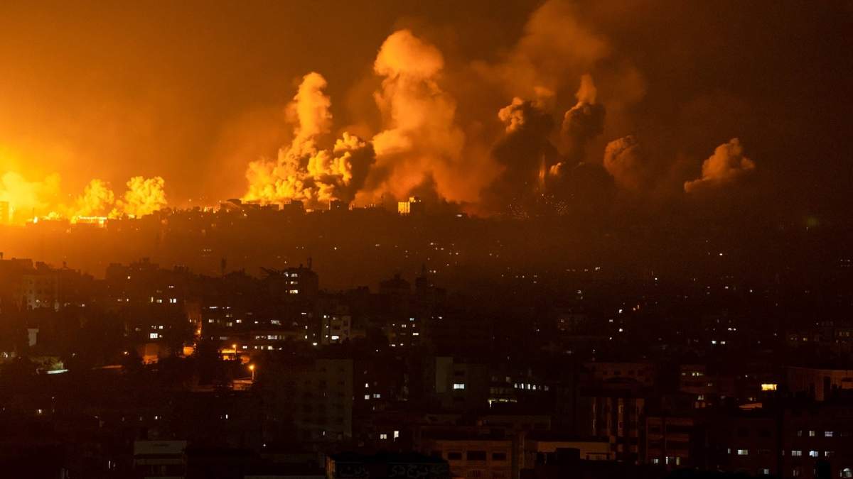 Fuego y humo se elevan tras un ataque aéreo israelí en la ciudad de Gaza