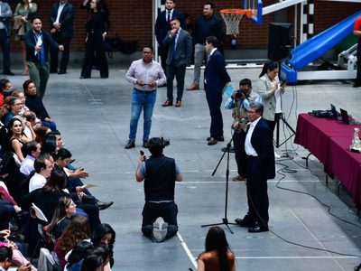 Diputados llegan a sede alterna en la Magdalena Mixhuca en medio del caos