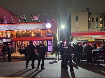 Camioneta se estrella contra restaurante en EU y deja a 22 personas heridas