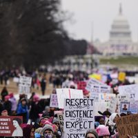 Decenas de miles de personas se manifiestan en Washington, previo a la investidura de Trump