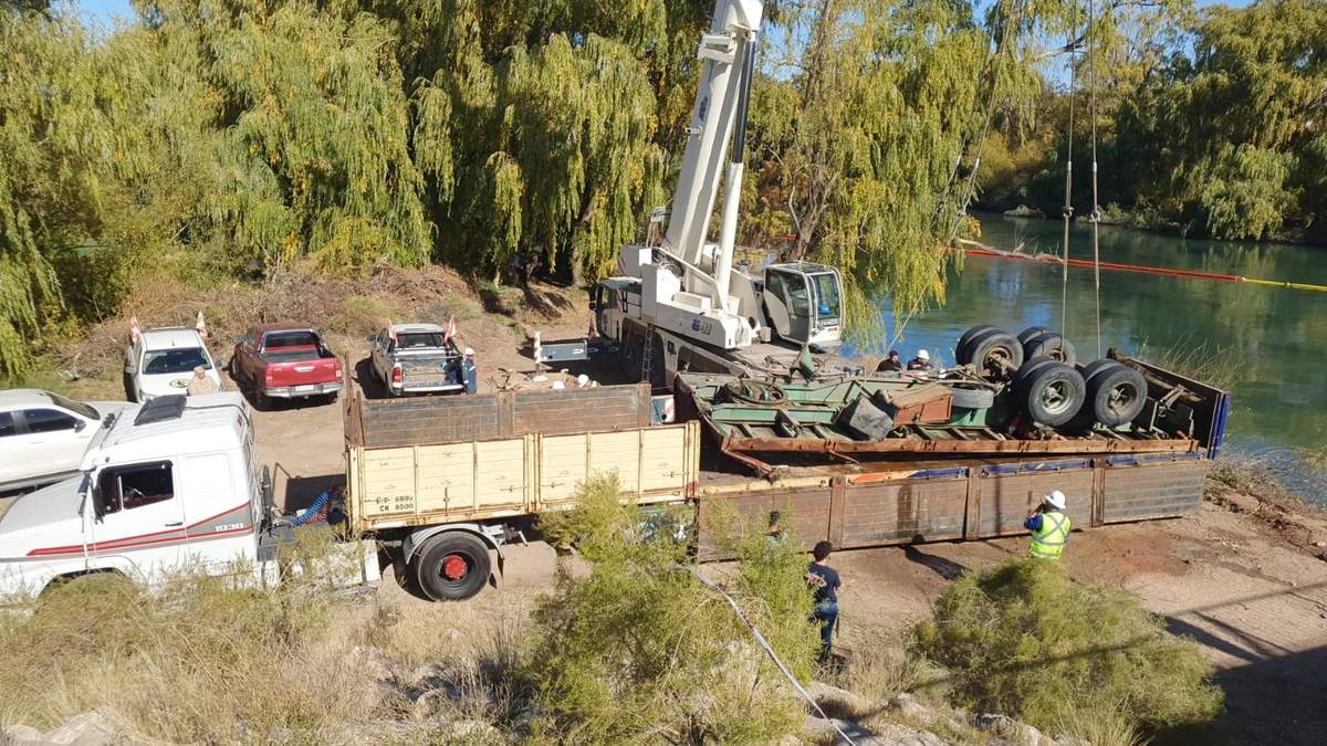 En el operativo del Tercer Puente sacaron el acoplado del río. Fuente: (Javier Manzano)