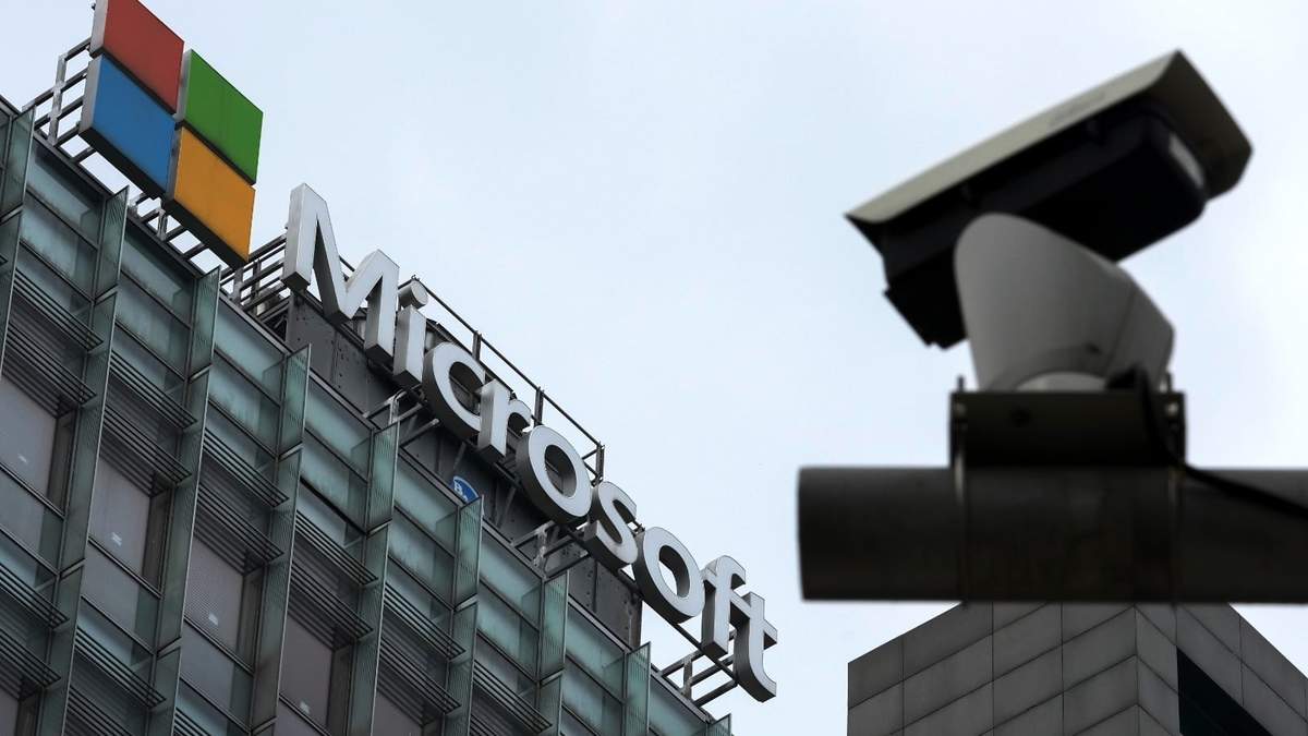 Una cámara de seguridad cerca de las oficinas de Microsoft en Beijing