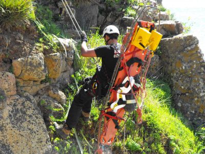 Bomberos Voluntarios de Villa La Angostura se capacitaron en rescates de forma vertical