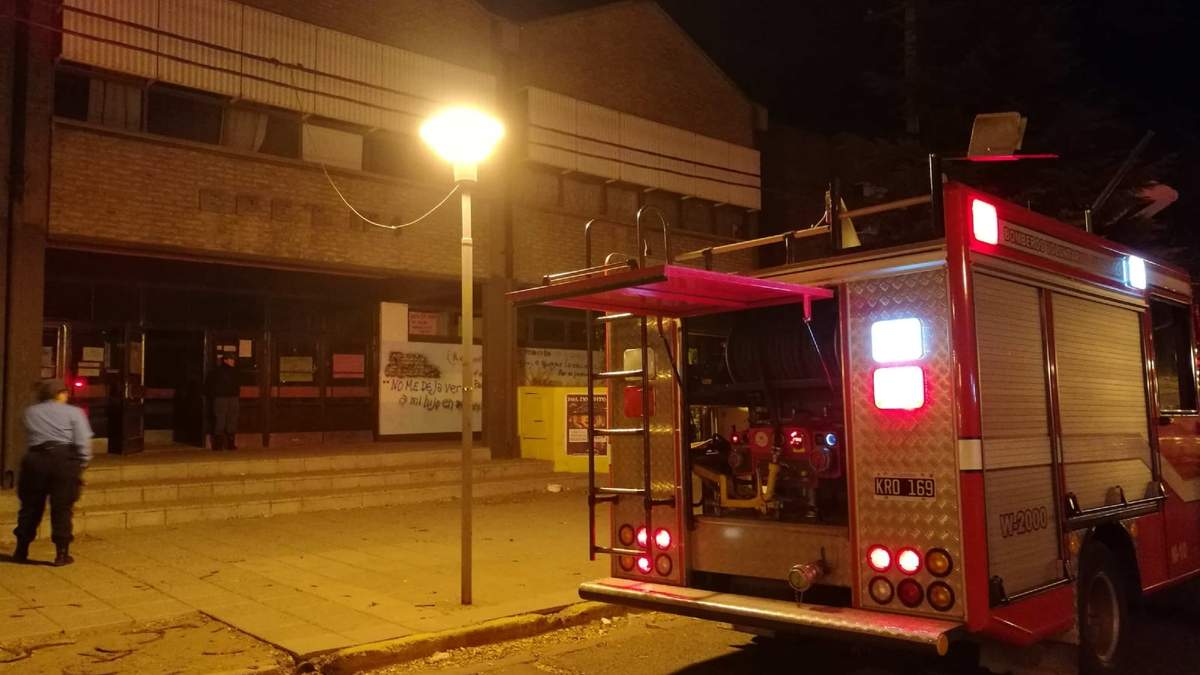 Acudieron al incendio seis bomberos voluntarios. Fuente: (Twitter)