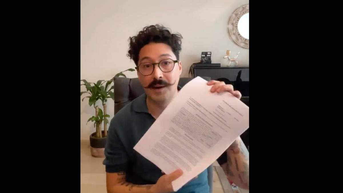 El comediante presentó en un video el documento de su demanda