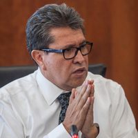 Monreal 'frena” alza de IEPS a refrescos, pero no descarta nuevos impuestos