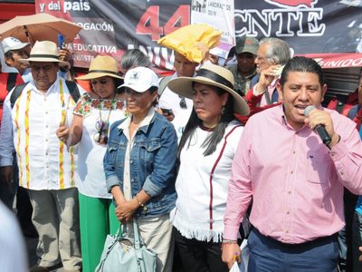 Tras el llamado al boicot electoral, AMLO pide a la CNTE mediar con los padres de Ayotzinapa