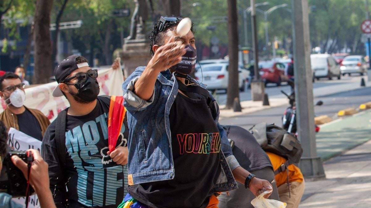 Manifestantes bloquearon Reforma e Insurgentes, y lanzaron huevos al Senado para exigir que se devuelvan los recursos Fondo de Salud para el Bienestar al sector salud