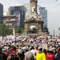 Marchan por Reforma inconformes con AMLO; exigen su renuncia