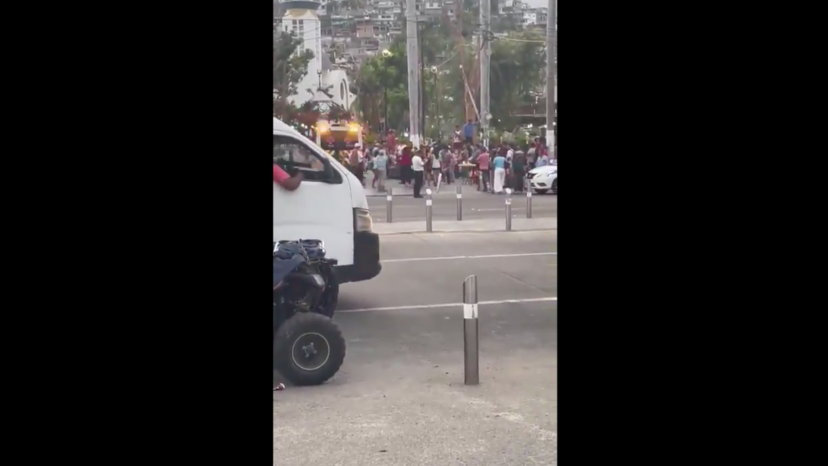 Una de las imágenes que circuló en redes de la movilización policiaca y de ambulancias en la plaza