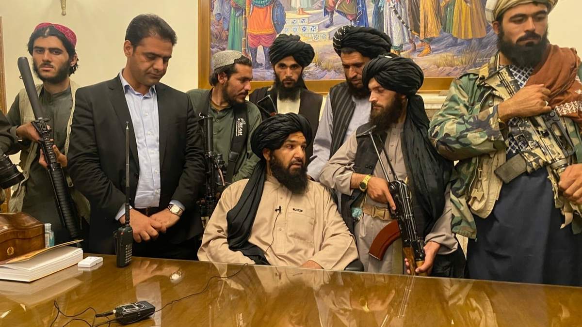 Combatientes talibanes en el palacio presidencial afgano