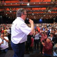 Ebrard descalifica encuestas de Sheinbaum, y difunde otras con él a la cabeza