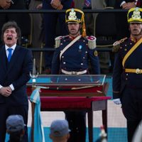 Senado argentino debate reforma laboral impulsada por Milei; sindicatos protestan frente al Congreso