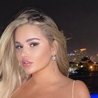 ¡Inolvidable! Anastasiya Kvitko se animó y le explotó el top... ¡en plena playa!