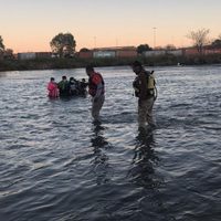 Dos mujeres y cuatro niños fueron rescatados mientras intentaron cruzar el Río Bravo