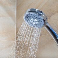 Recuperá la flor de tu ducha y dejala como nueva con estos trucos caseros de limpieza