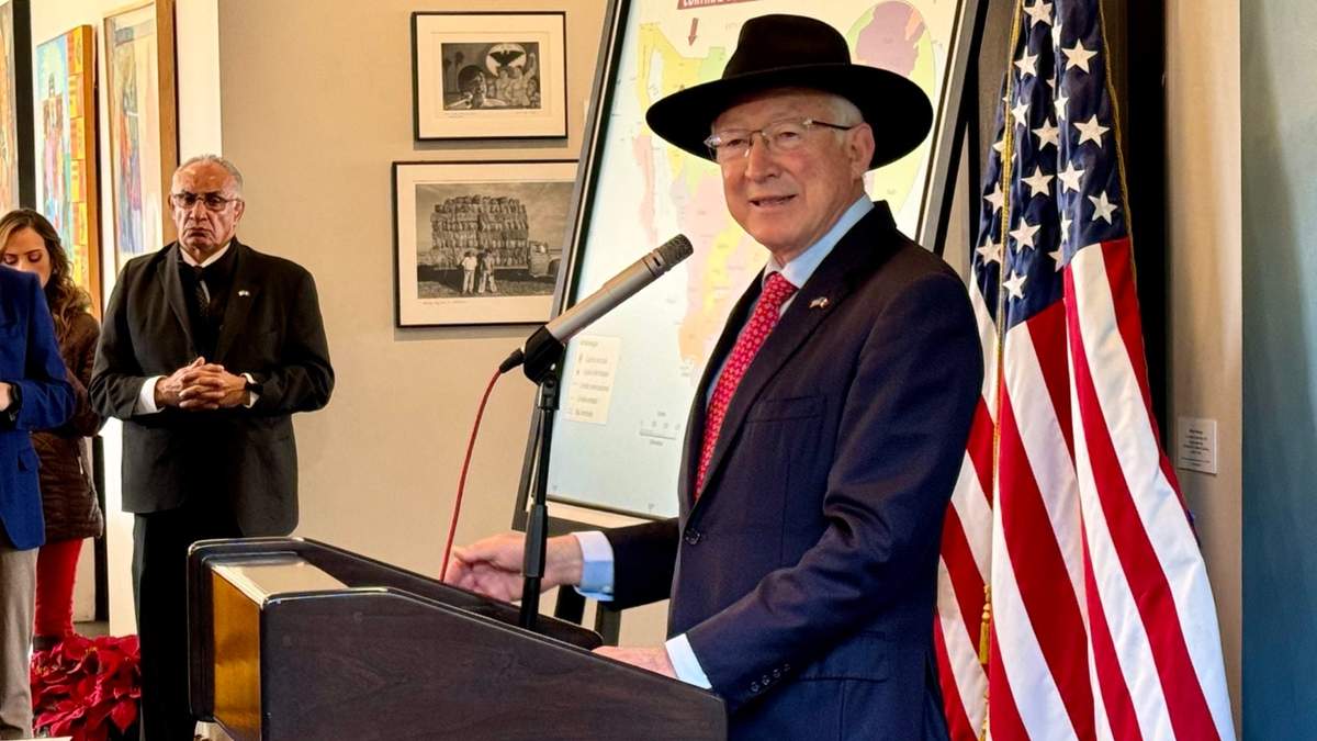 Ken Salazar, embajador saliente de Estados Unidos en México en conferencia