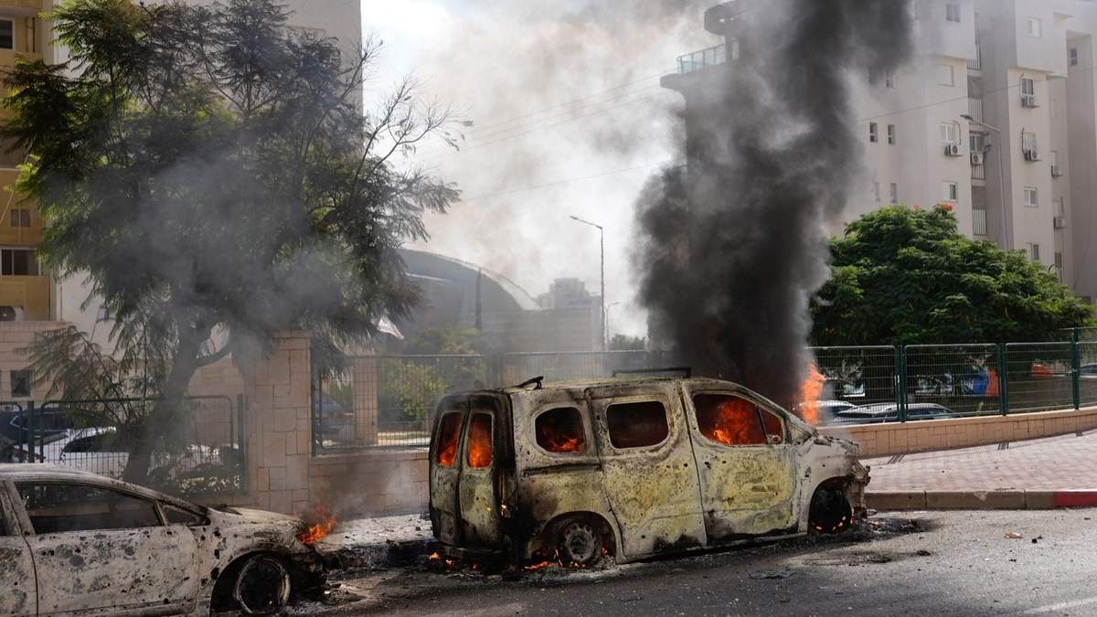 Autos quemándose luego de un bombardeo de Israel a la Franja de Gaza