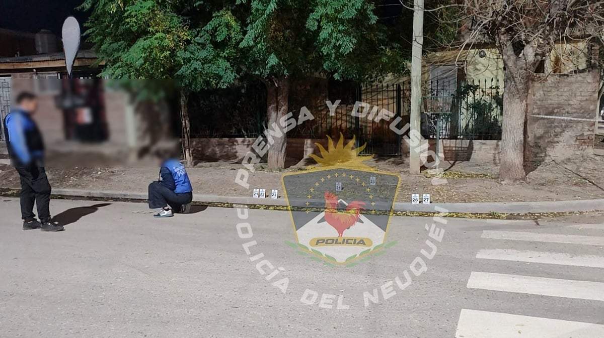 Personal de Criminalística en el lugar donde ocurrió el crimen. Fuente (Policía de Neuquén)