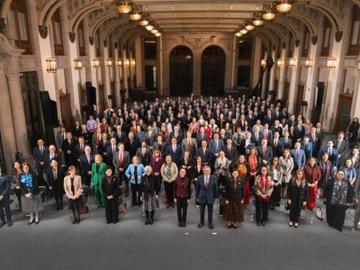 Ante embajadores y cónsules, Sheinbaum refrenda “todo el apoyo a nuestros hermanos migrantes”