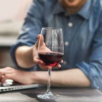 El vino y la cerveza son de los productos más vendidos en aislamiento