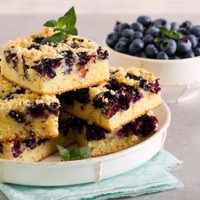Cuadraditos de avena y arándanos: sin harina, sin azúcar y súper fáciles de hacer, la receta que es un 10 para la merienda