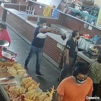 Captan en video un asalto violento dentro de un mercado de Oaxaca