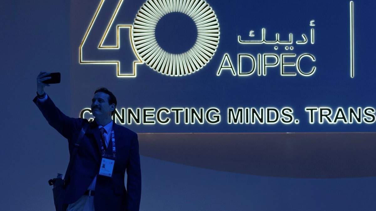Un delegado se toma un selfie durante la Exhibición y Conferencia Petrolera Internacional de Abu Dabi en Abu Dabi, Emiratos Árabes Unidos, el 4 de noviembre de 2024