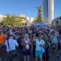 Damnificados por Otis bloquean la Costera Miguel Alemán; exigen ser incluidos en programas de apoyo