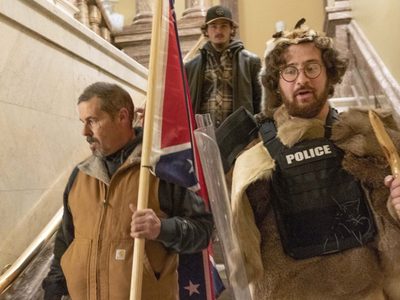 Fiscales de EU imputan a hombre que llevaba bandera confederada en asalto al Capitolio