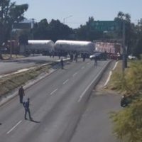 Con bloqueos, estudiantes exigen liberación de 54 compañeros en Michoacán