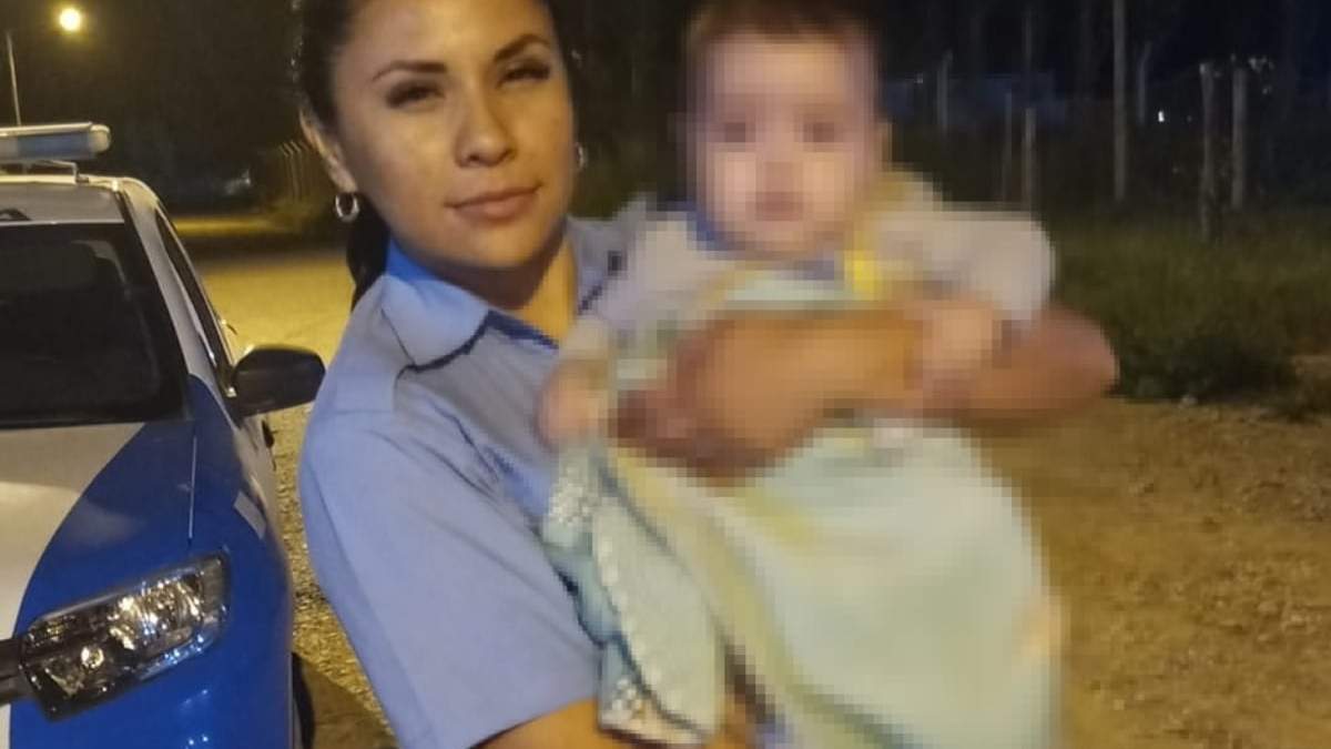 La mujer policía junto al bebé al que le practicó RCP. Fuente: (Policía de Neuquén)