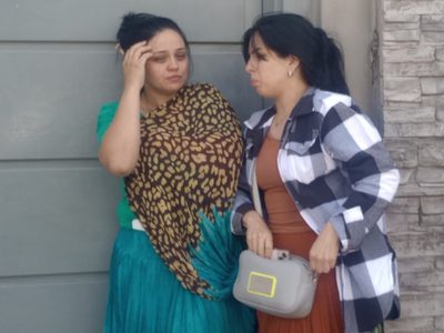 Fueron discriminadas por gitanas y protestó sacándose la pollera