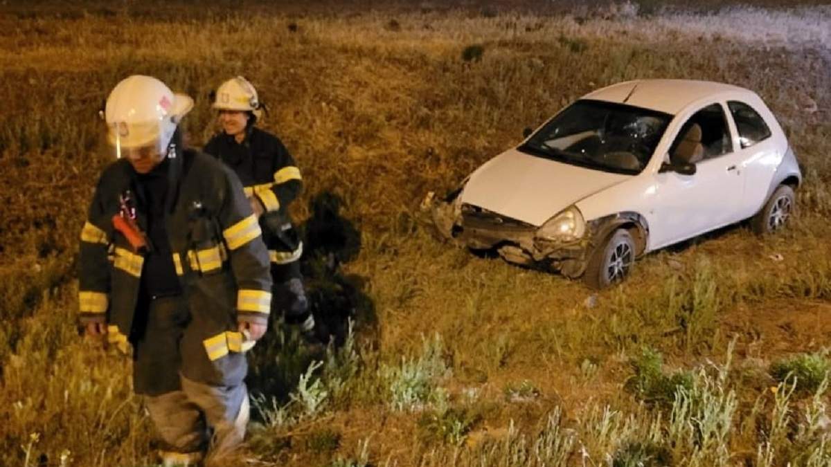 Un Ford Ka cayó en una zanja en Centenario. Fuente: Centenario Digital.