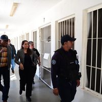 Gobernadora de Aguascalientes realiza recorrido por Cereso varonil; escuchó a internos y familiares