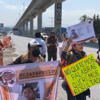 Familiares y víctimas de desaparecidos bloquean la autopista México-Toluca