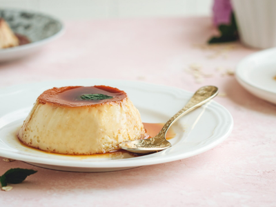 Flan de avena sin leche, sin huevo y sin horno: con solo 6 ingredientes prepará este jugoso y rico postre