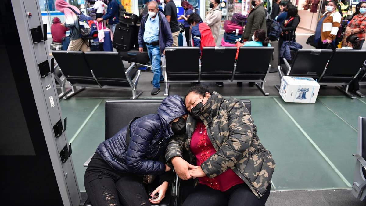 Largas filas en los mostradores de Aeroméxico en la Terminal 2 del AICM