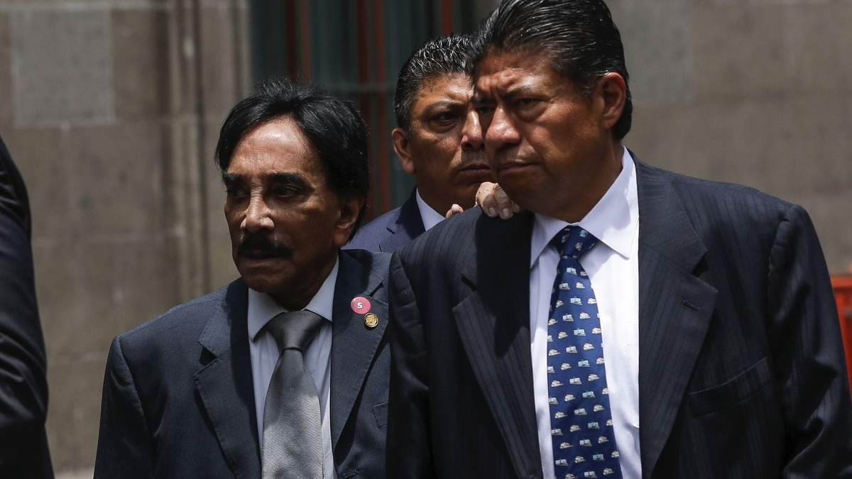 Víctor Flores (izq.), líder ferrocarrilero