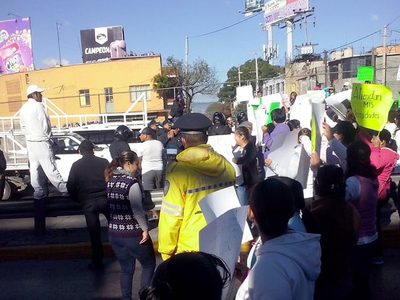 Bloqueo de padres de familia 'pega” al AICM; exigen a Nuño reparación de escuelas