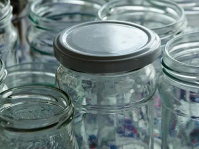Iluminá tu balcón con estilo boho: portavelas hechos con frascos de vidrio pequeños reciclados, fácil y rápido